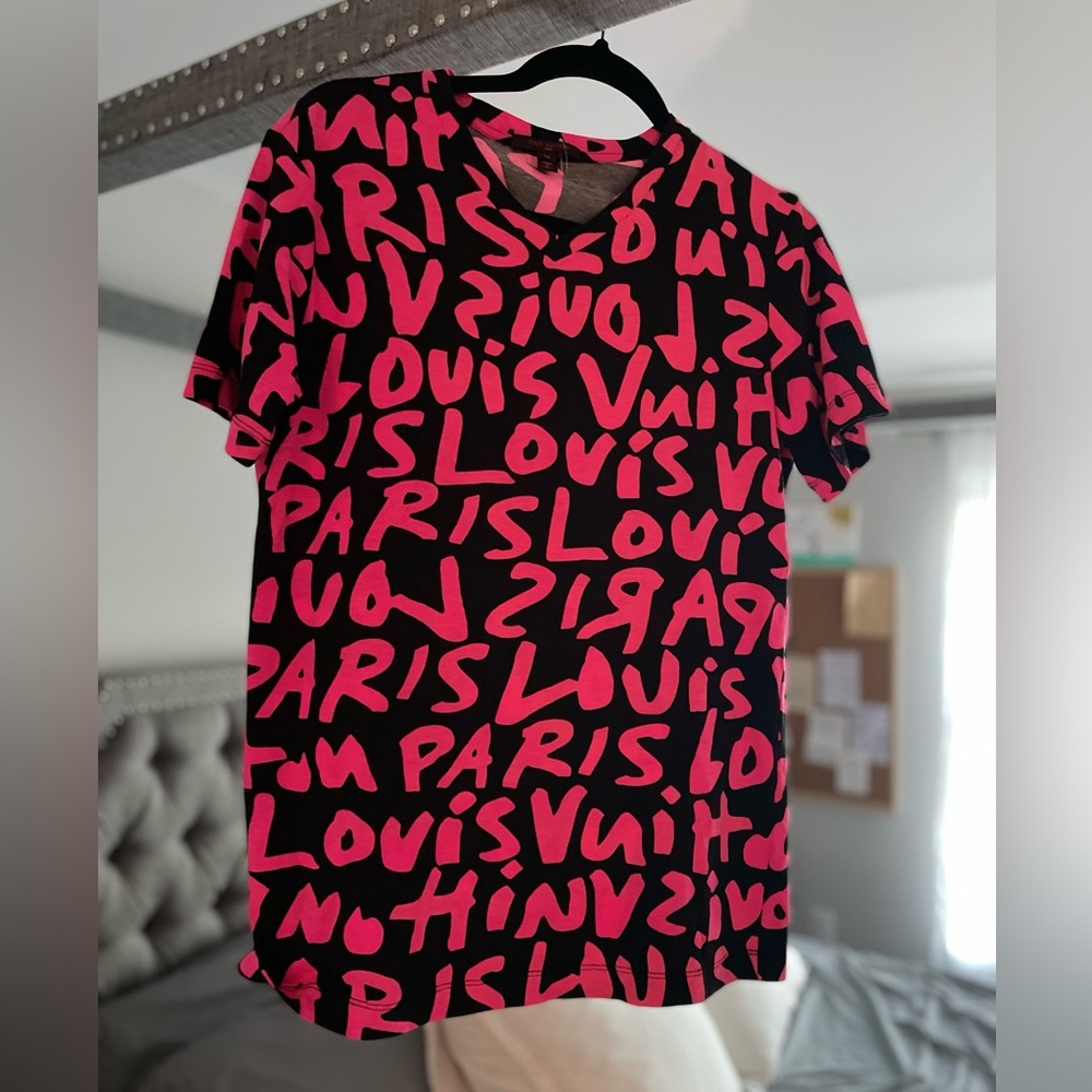 Louis Vuitton Graffiti Tee *Authentic Highly Coveted* ❤️‍🔥